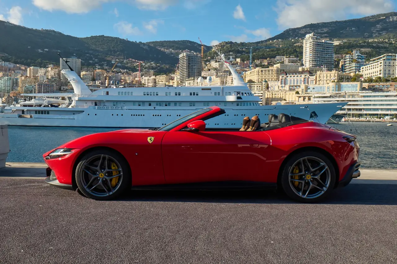 Ferrari Roma Spider 2024, Außenansicht — Munich Luxury Cars, München. Der Ferrari Roma Spider verkörpert das, was Ferrari selbst als 'La Nuova Dolce Vita'…