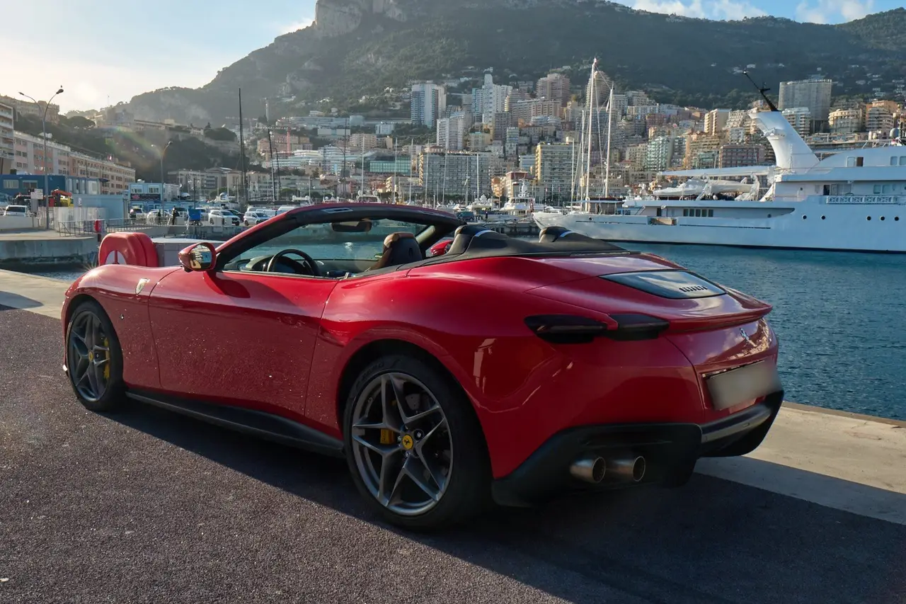 Ferrari Roma Spider 2024, Frontansicht — Munich Luxury Cars, München. Der Ferrari Roma Spider verkörpert das, was Ferrari selbst als 'La Nuova Dolce Vita'…