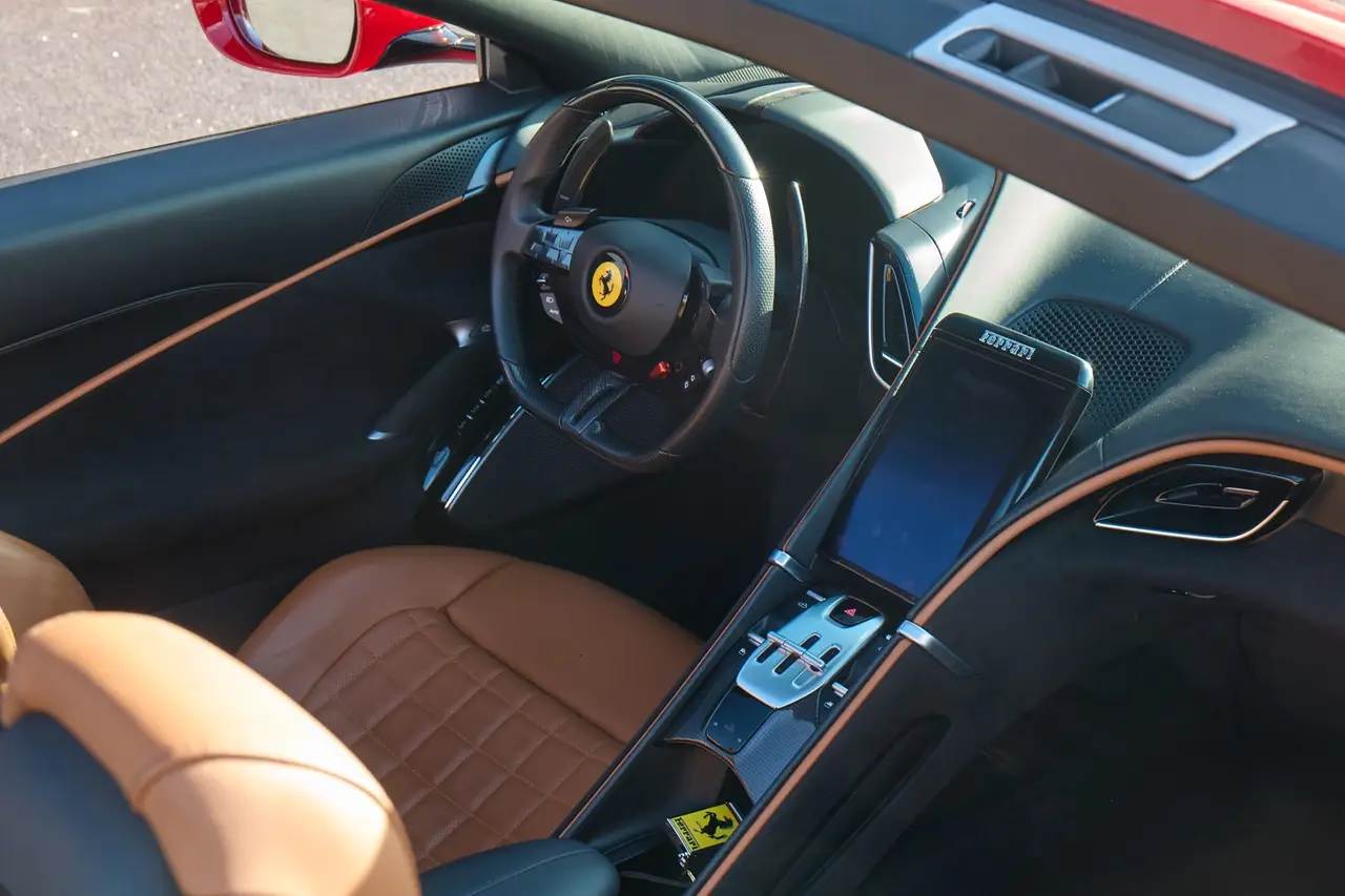 Ferrari Roma Spider 2024, Heckansicht — Munich Luxury Cars, München. Der Ferrari Roma Spider verkörpert das, was Ferrari selbst als 'La Nuova Dolce Vita'…