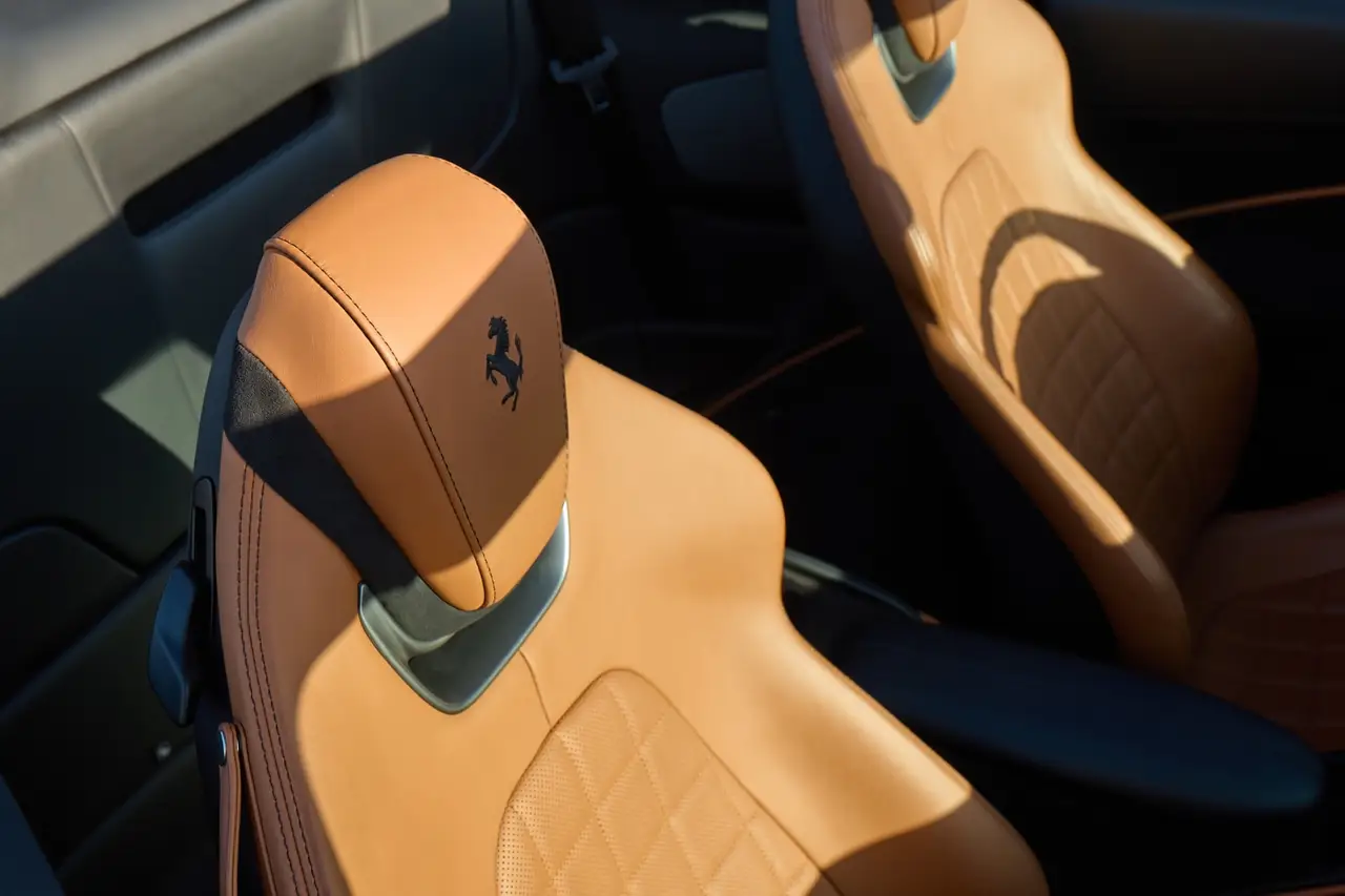Ferrari Roma Spider 2024, Innenraum — Munich Luxury Cars, München. Der Ferrari Roma Spider verkörpert das, was Ferrari selbst als 'La Nuova Dolce Vita'…