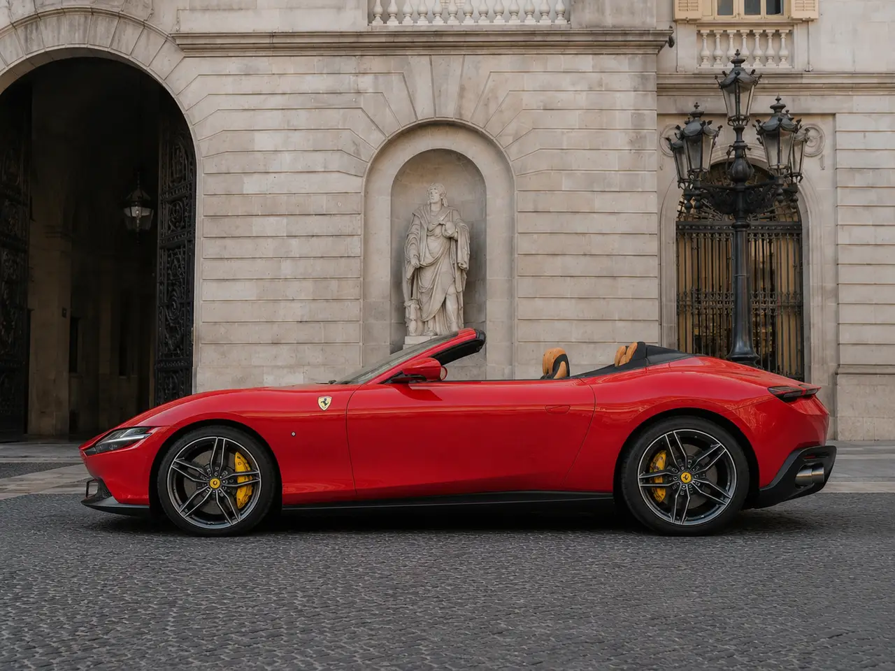Ferrari Roma Spider 2024, внешний вид — Munich Luxury Cars, Мюнхен. Ferrari Roma Spider 2024 года — кабриолет на двух посадочных местах, созданный скорее для…