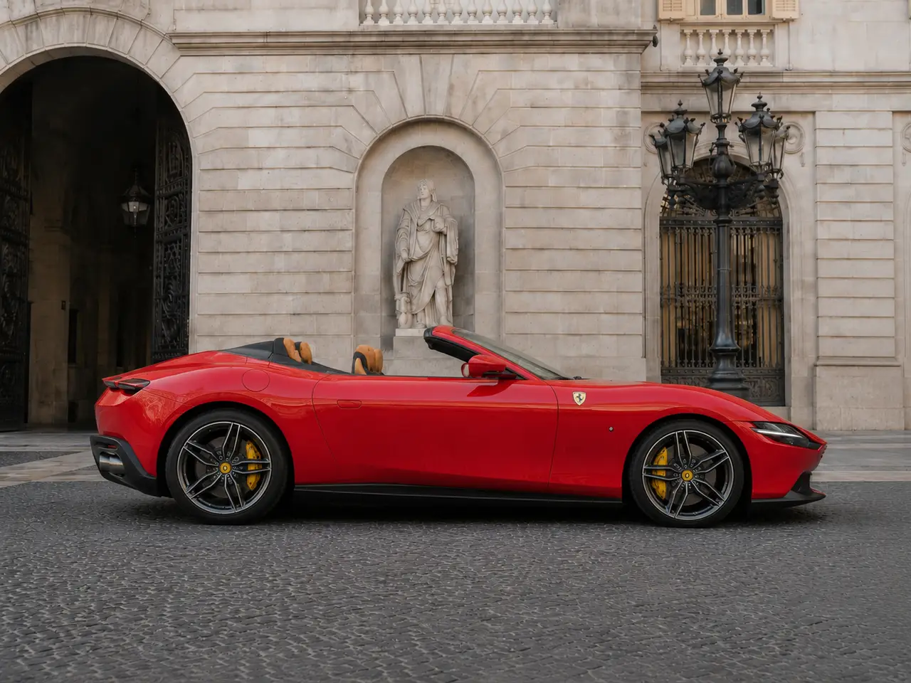 Ferrari Roma Spider 2024, вид спереди — Munich Luxury Cars, Мюнхен. Ferrari Roma Spider 2024 года — кабриолет на двух посадочных местах, созданный скорее для…