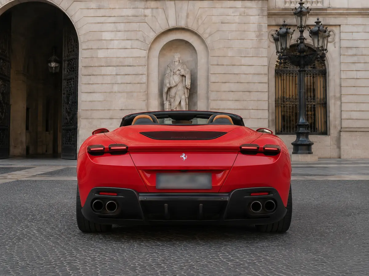 Ferrari Roma Spider 2024, вид сзади — Munich Luxury Cars, Мюнхен. Ferrari Roma Spider 2024 года — кабриолет на двух посадочных местах, созданный скорее для…