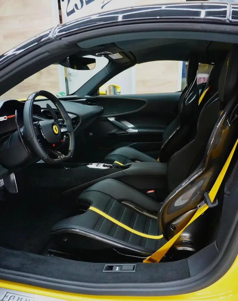 Ferrari SF90 Spider 2024, Außenansicht — Munich Luxury Cars, München. Der Ferrari SF90 Spider steht für die Verbindung aus Rennsporttechnik und offener…