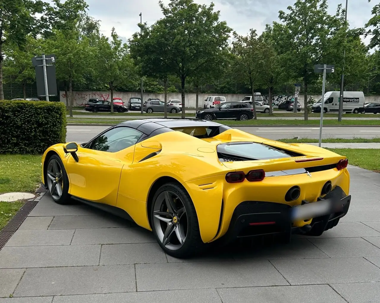 Ferrari SF90 Spider 2024, Frontansicht — Munich Luxury Cars, München. Der Ferrari SF90 Spider steht für die Verbindung aus Rennsporttechnik und offener…