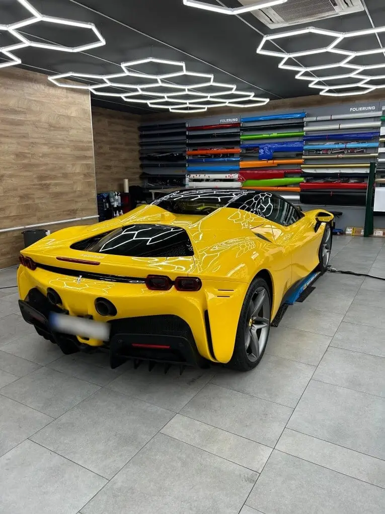 Ferrari SF90 Spider 2024, Heckansicht — Munich Luxury Cars, München. Der Ferrari SF90 Spider steht für die Verbindung aus Rennsporttechnik und offener…