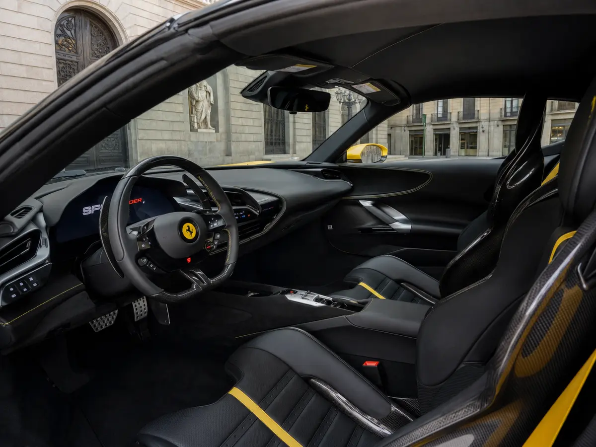 Ferrari SF90 Spider 2024, Innenraum — Munich Luxury Cars, München. Der Ferrari SF90 Spider steht für die Verbindung aus Rennsporttechnik und offener…
