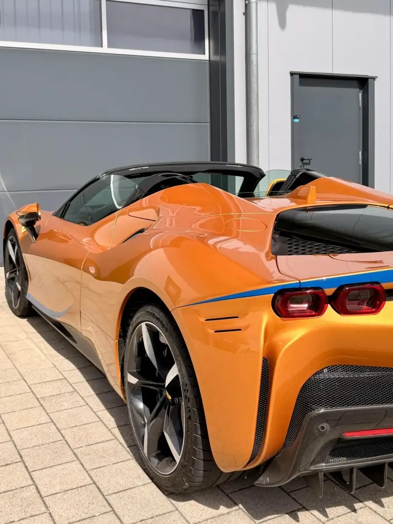 Ferrari SF90 Spider Tailor Made 2025, Außenansicht — Munich Luxury Cars, München. Der Ferrari SF90 Spider in der Tailor Made Ausführung ist die offene Variante des…