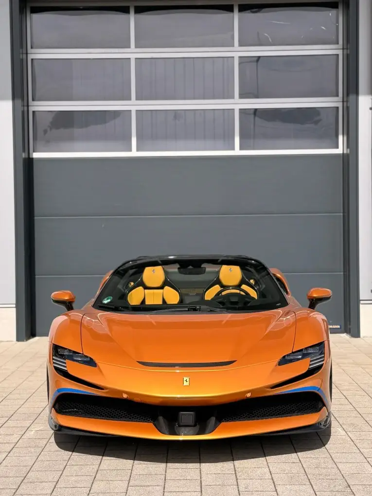 Ferrari SF90 Spider Tailor Made 2025, Frontansicht — Munich Luxury Cars, München. Der Ferrari SF90 Spider in der Tailor Made Ausführung ist die offene Variante des…