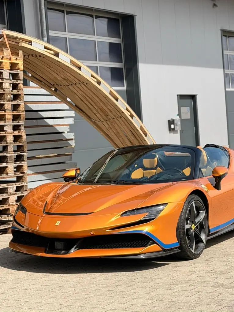 Ferrari SF90 Spider Tailor Made 2025, Heckansicht — Munich Luxury Cars, München. Der Ferrari SF90 Spider in der Tailor Made Ausführung ist die offene Variante des…