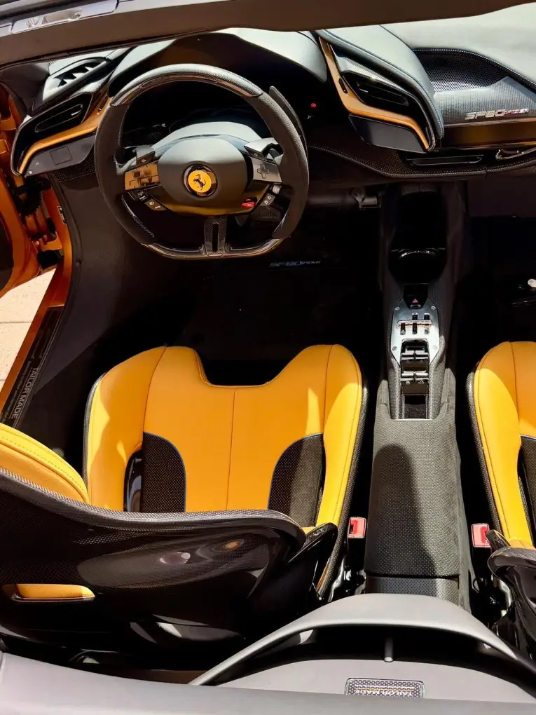 Ferrari SF90 Spider Tailor Made 2025, Armaturenbrett — Munich Luxury Cars, München. Der Ferrari SF90 Spider in der Tailor Made Ausführung ist die offene Variante des…