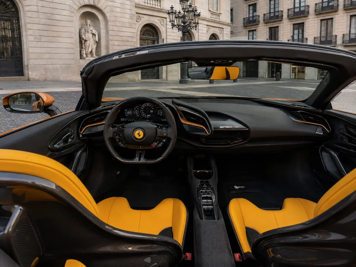 Ferrari SF90 Spider Tailor Made 2025, Innenraum — Munich Luxury Cars, München. Der Ferrari SF90 Spider in der Tailor Made Ausführung ist die offene Variante des…