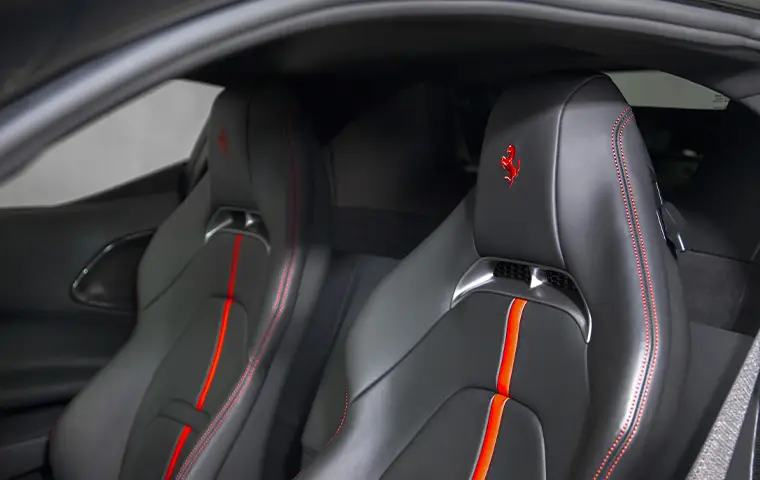 Ferrari SF90 Stradale 2025, Heckansicht — Munich Luxury Cars, München. Der Ferrari SF90 Stradale steht für die kompromisslose Spitze der Marke: 1000 PS, zwei…