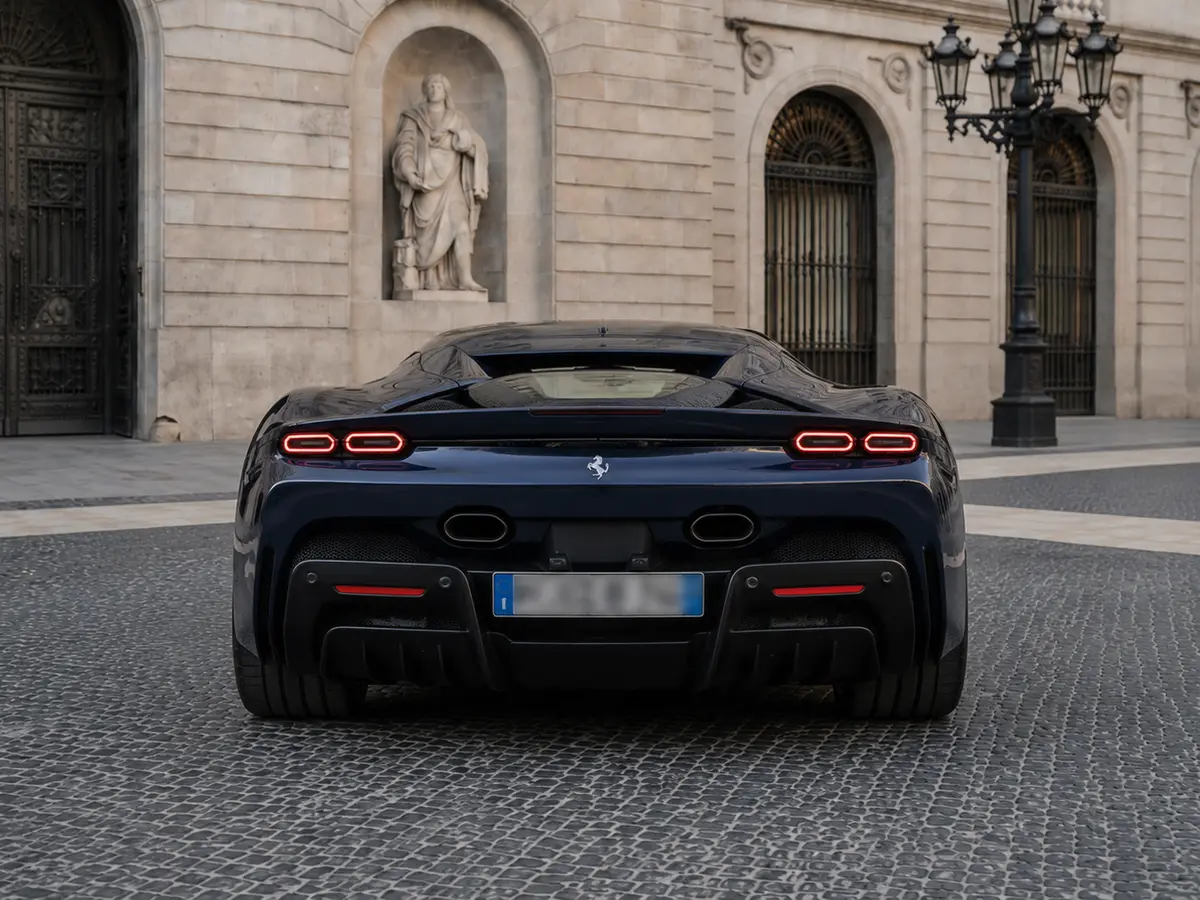 Ferrari SF90 Stradale 2025, Heckansicht — Munich Luxury Cars, München. Der Ferrari SF90 Stradale steht für die kompromisslose Spitze der Marke: 1000 PS, zwei…