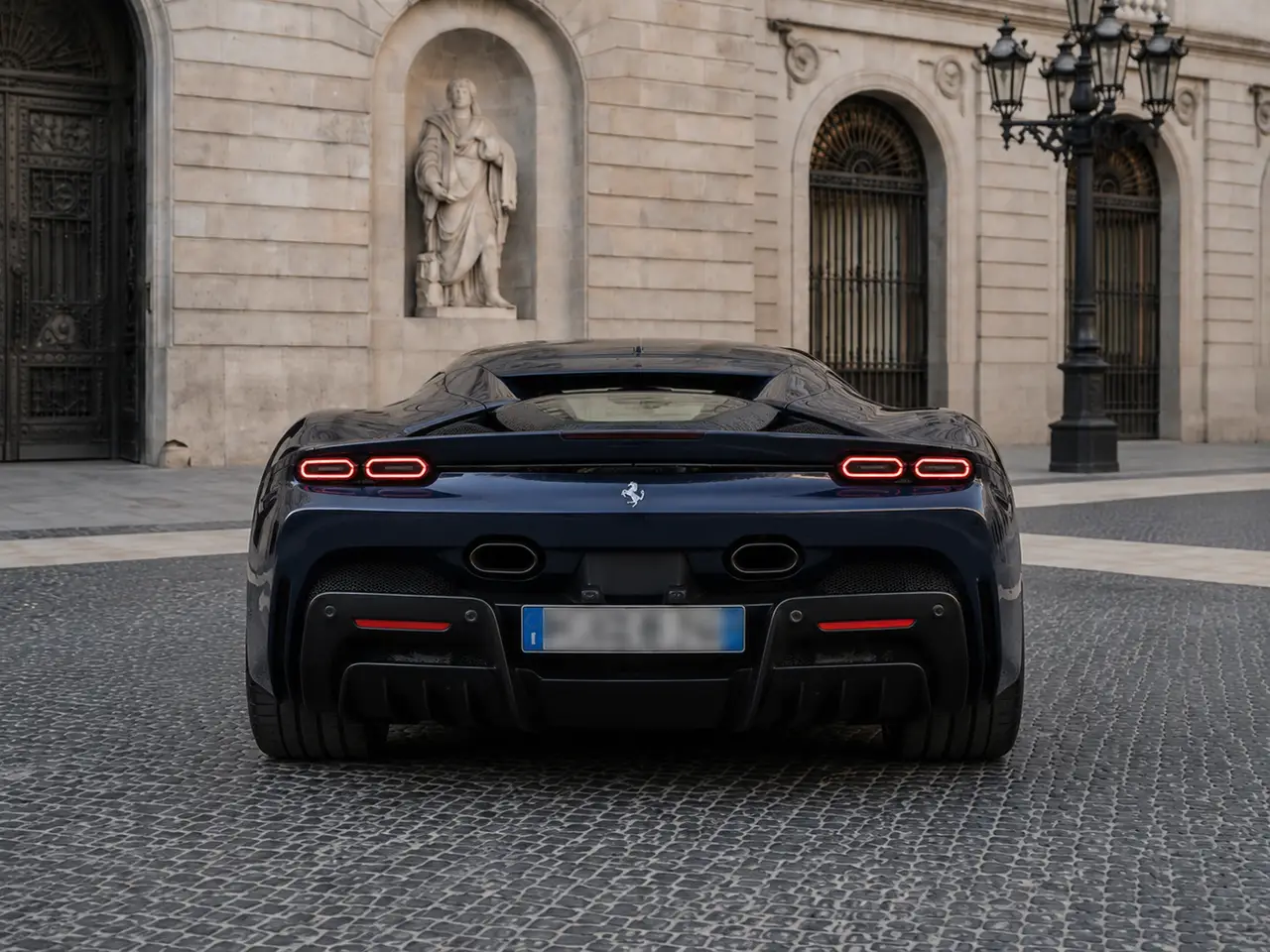 Ferrari SF90 Stradale 2025, Heckansicht — Munich Luxury Cars, München. Der Ferrari SF90 Stradale steht für die kompromisslose Spitze der Marke: 1000 PS, zwei…
