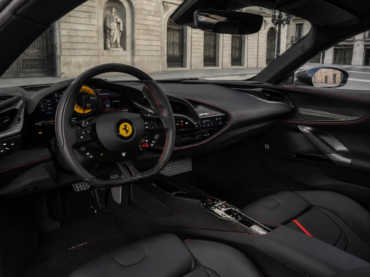 Ferrari SF90 Stradale 2025, Innenraum — Munich Luxury Cars, München. Der Ferrari SF90 Stradale steht für die kompromisslose Spitze der Marke: 1000 PS, zwei…