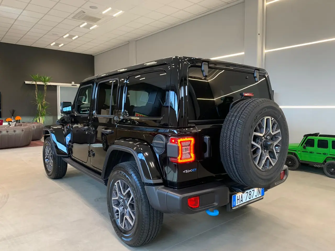 Jeep Wrangler 2025, Außenansicht — Munich Luxury Cars, München. Der Jeep Wrangler aus dem Modelljahr 2025 bringt mit 272 PS und Platz für fünf Personen…