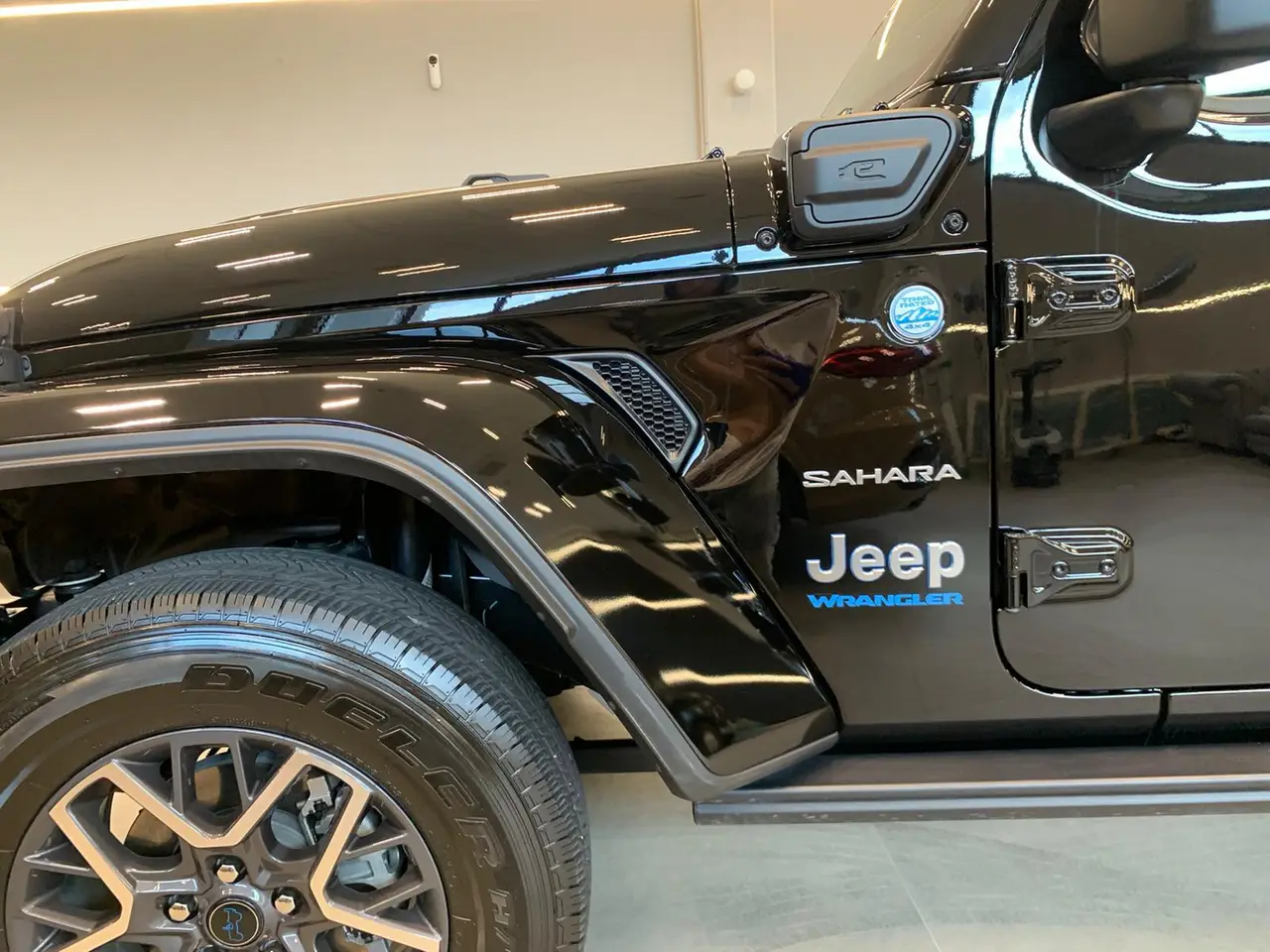 Jeep Wrangler 2025, Heckansicht — Munich Luxury Cars, München. Der Jeep Wrangler aus dem Modelljahr 2025 bringt mit 272 PS und Platz für fünf Personen…