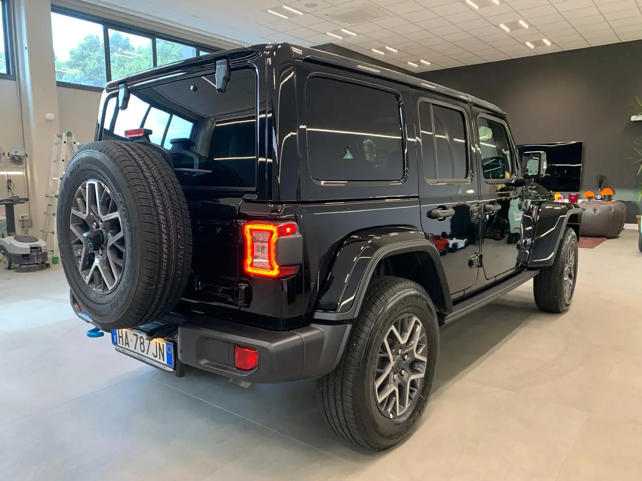 Jeep Wrangler 2025, Innenraum — Munich Luxury Cars, München. Der Jeep Wrangler aus dem Modelljahr 2025 bringt mit 272 PS und Platz für fünf Personen…