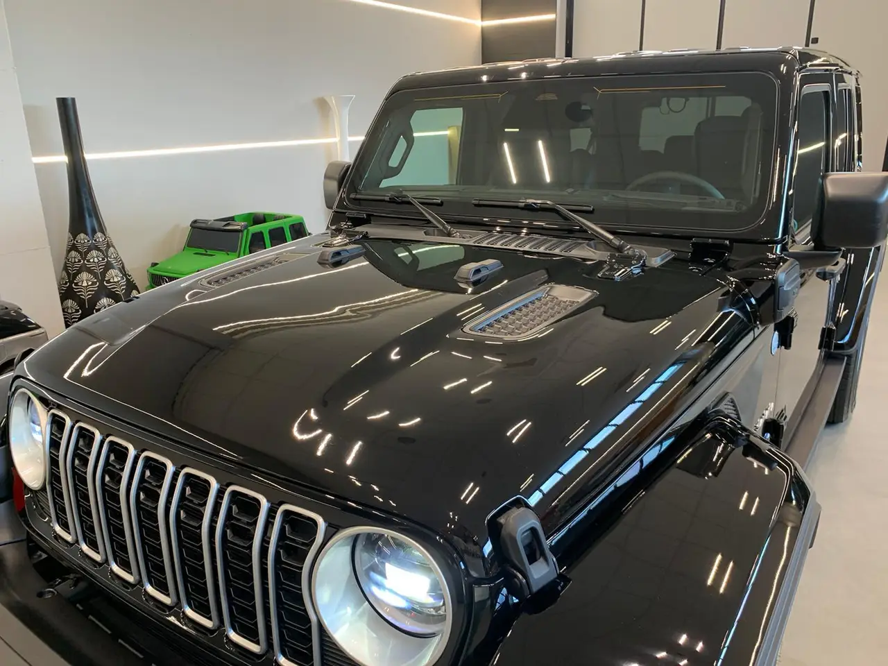 Jeep Wrangler 2025, Armaturenbrett — Munich Luxury Cars, München. Der Jeep Wrangler aus dem Modelljahr 2025 bringt mit 272 PS und Platz für fünf Personen…