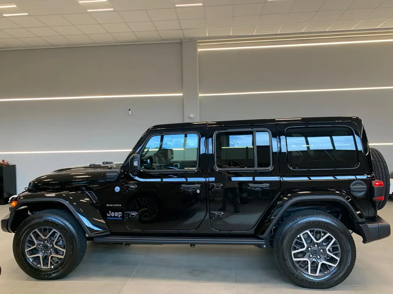 Jeep Wrangler 2025, Seitenprofil — Munich Luxury Cars, München. Der Jeep Wrangler aus dem Modelljahr 2025 bringt mit 272 PS und Platz für fünf Personen…