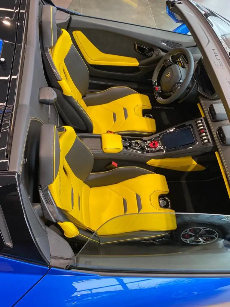 Lamborghini Huracan Evo Spyder 2022, Außenansicht — Munich Luxury Cars, München. Der Lamborghini Huracán Evo Spyder ist ein offener Mittelmotor-Sportwagen, der seinen 640…