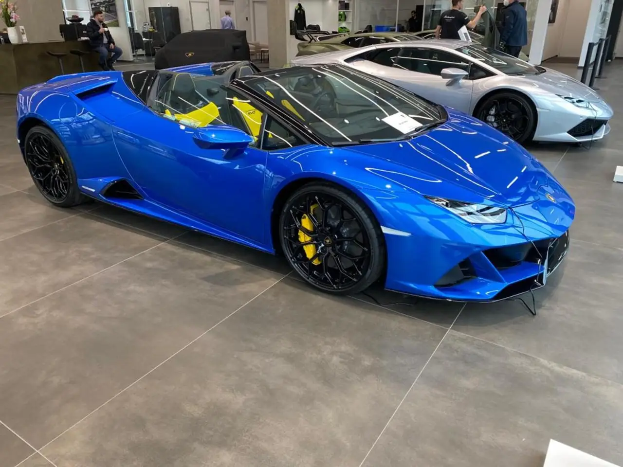 Lamborghini Huracan Evo Spyder 2022, Frontansicht — Munich Luxury Cars, München. Der Lamborghini Huracán Evo Spyder ist ein offener Mittelmotor-Sportwagen, der seinen 640…