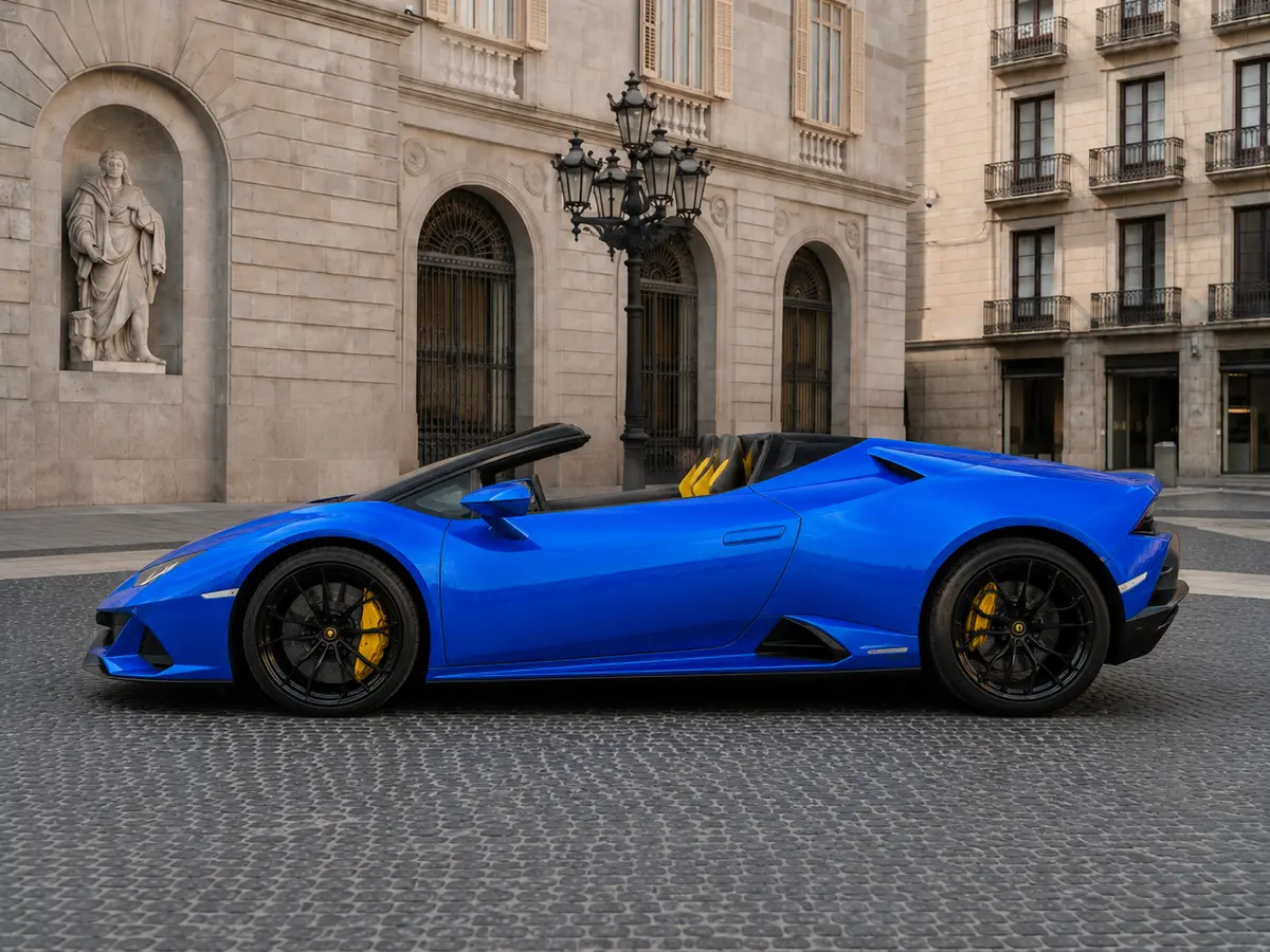 Lamborghini Huracan Evo Spyder 2022, Außenansicht — Munich Luxury Cars, München. Der Lamborghini Huracán Evo Spyder ist ein offener Mittelmotor-Sportwagen, der seinen 640…