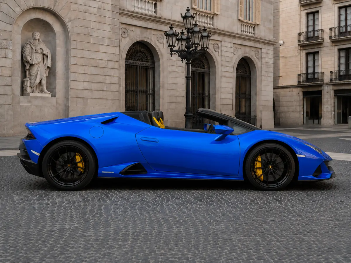 Lamborghini Huracan Evo Spyder 2022, Frontansicht — Munich Luxury Cars, München. Der Lamborghini Huracán Evo Spyder ist ein offener Mittelmotor-Sportwagen, der seinen 640…