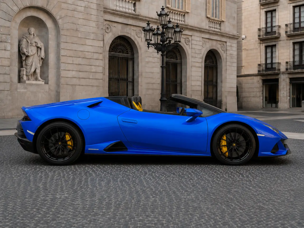 Lamborghini Huracan Evo Spyder 2022, Frontansicht — Munich Luxury Cars, München. Der Lamborghini Huracán Evo Spyder ist ein offener Mittelmotor-Sportwagen, der seinen 640…