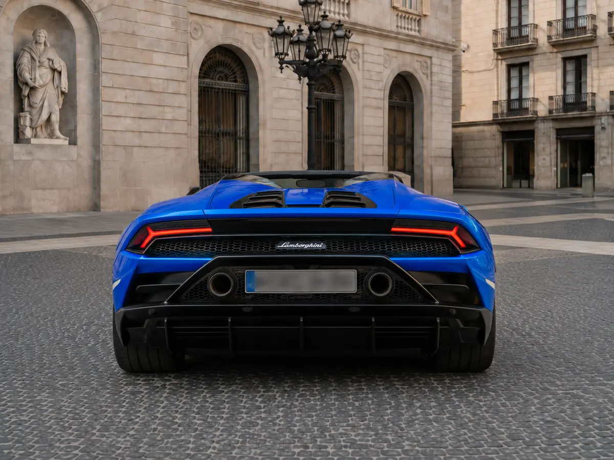 Lamborghini Huracan Evo Spyder 2022, Heckansicht — Munich Luxury Cars, München. Der Lamborghini Huracán Evo Spyder ist ein offener Mittelmotor-Sportwagen, der seinen 640…
