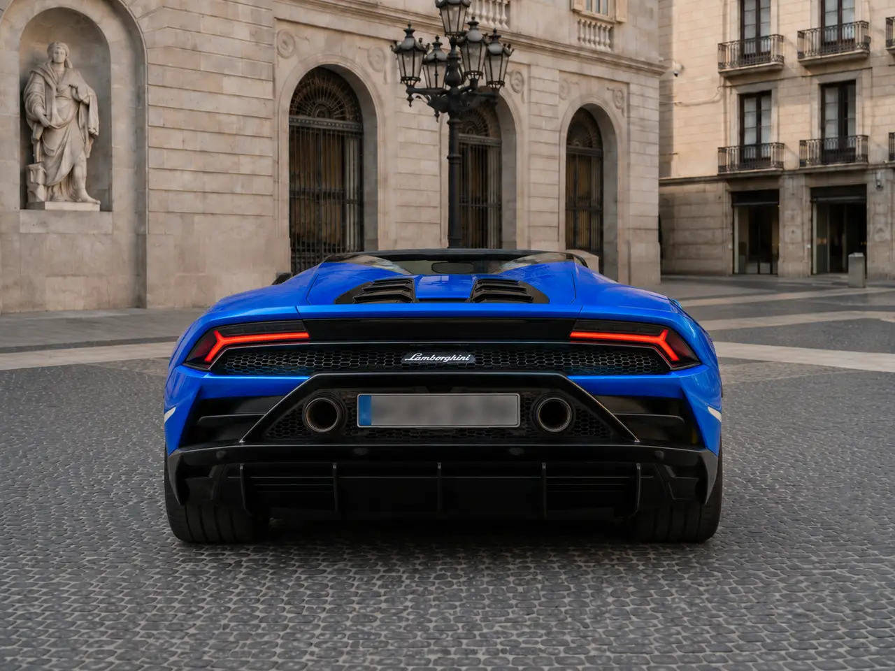 Lamborghini Huracan Evo Spyder 2022, Heckansicht — Munich Luxury Cars, München. Der Lamborghini Huracán Evo Spyder ist ein offener Mittelmotor-Sportwagen, der seinen 640…