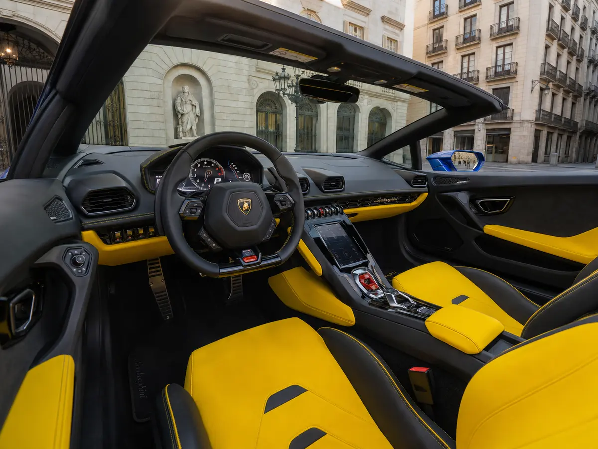 Lamborghini Huracan Evo Spyder 2022, Innenraum — Munich Luxury Cars, München. Der Lamborghini Huracán Evo Spyder ist ein offener Mittelmotor-Sportwagen, der seinen 640…