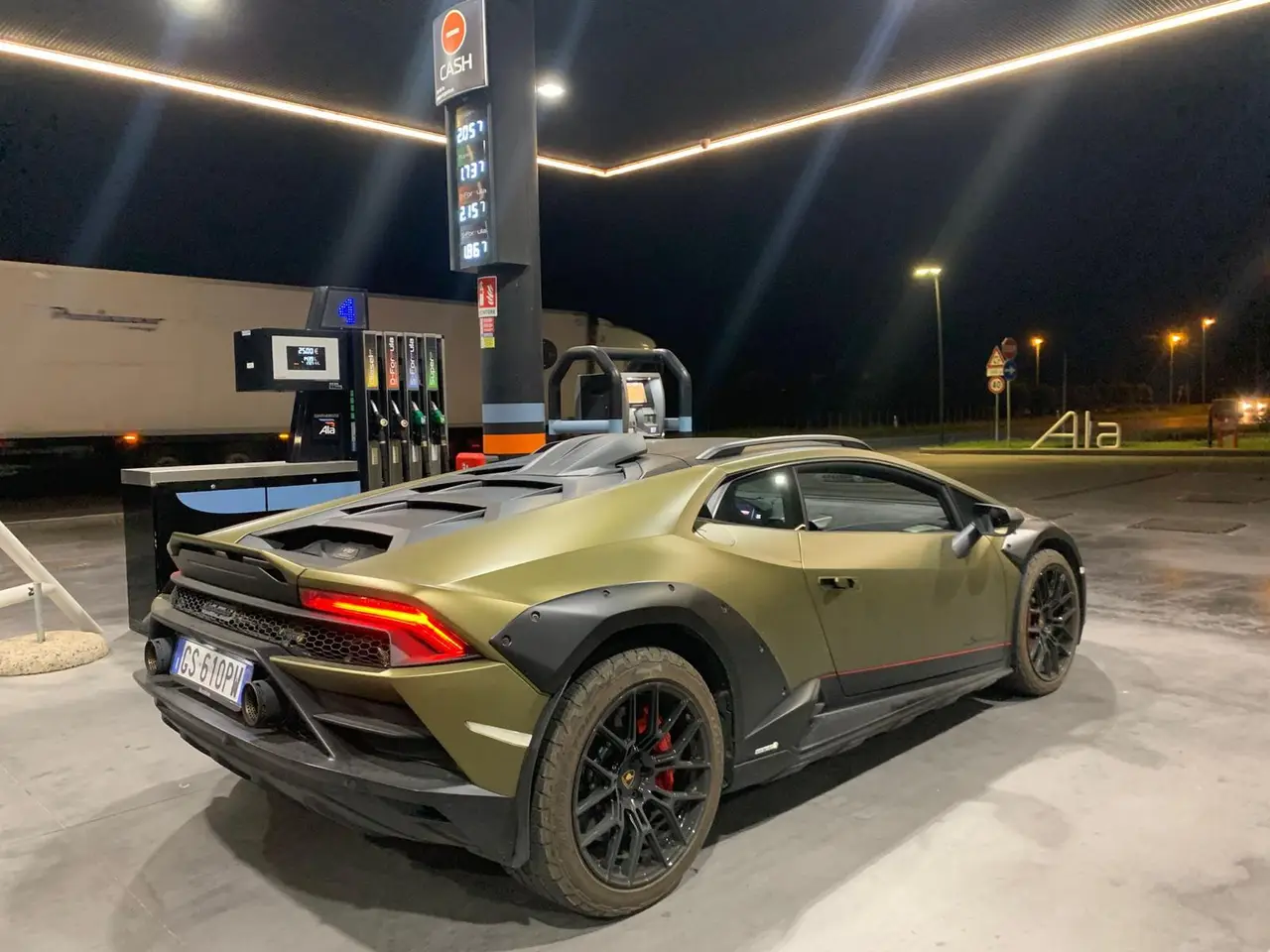 Lamborghini Huracan Sterrato 2024, Frontansicht — Munich Luxury Cars, München. Der Lamborghini Huracán Sterrato nimmt innerhalb der Huracán-Reihe eine Sonderstellung…