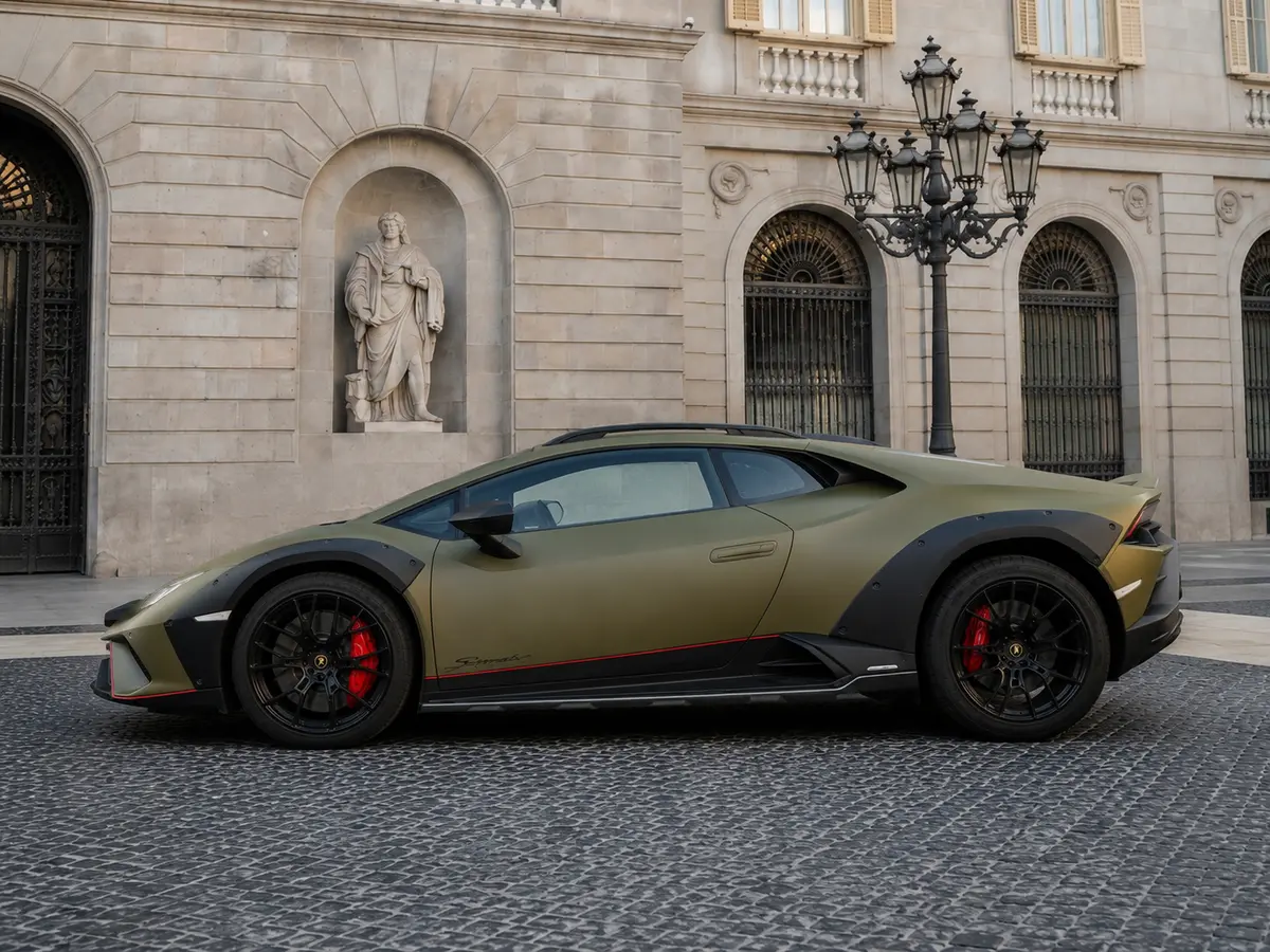 Lamborghini Huracan Sterrato 2024, Außenansicht — Munich Luxury Cars, München. Der Lamborghini Huracán Sterrato nimmt innerhalb der Huracán-Reihe eine Sonderstellung…