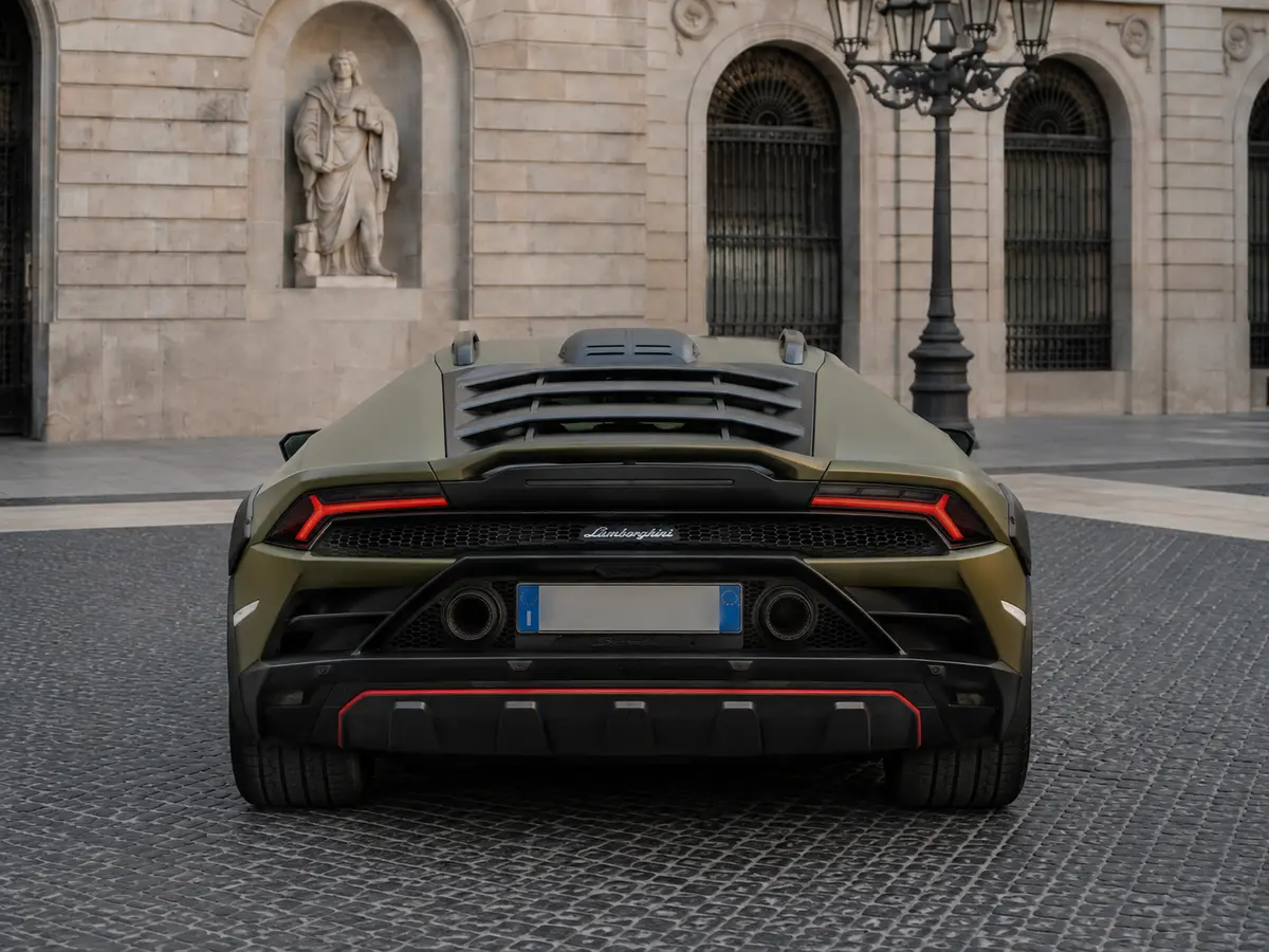 Lamborghini Huracan Sterrato 2024, Heckansicht — Munich Luxury Cars, München. Der Lamborghini Huracán Sterrato nimmt innerhalb der Huracán-Reihe eine Sonderstellung…