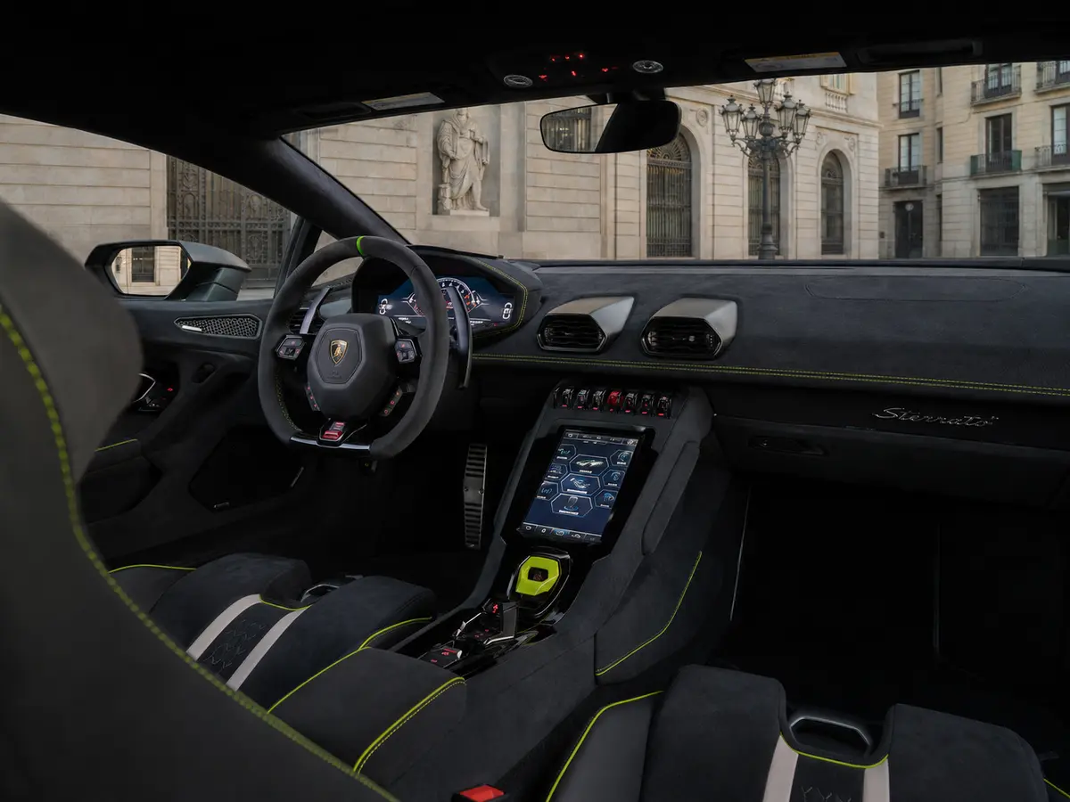 Lamborghini Huracan Sterrato 2024, Innenraum — Munich Luxury Cars, München. Der Lamborghini Huracán Sterrato nimmt innerhalb der Huracán-Reihe eine Sonderstellung…