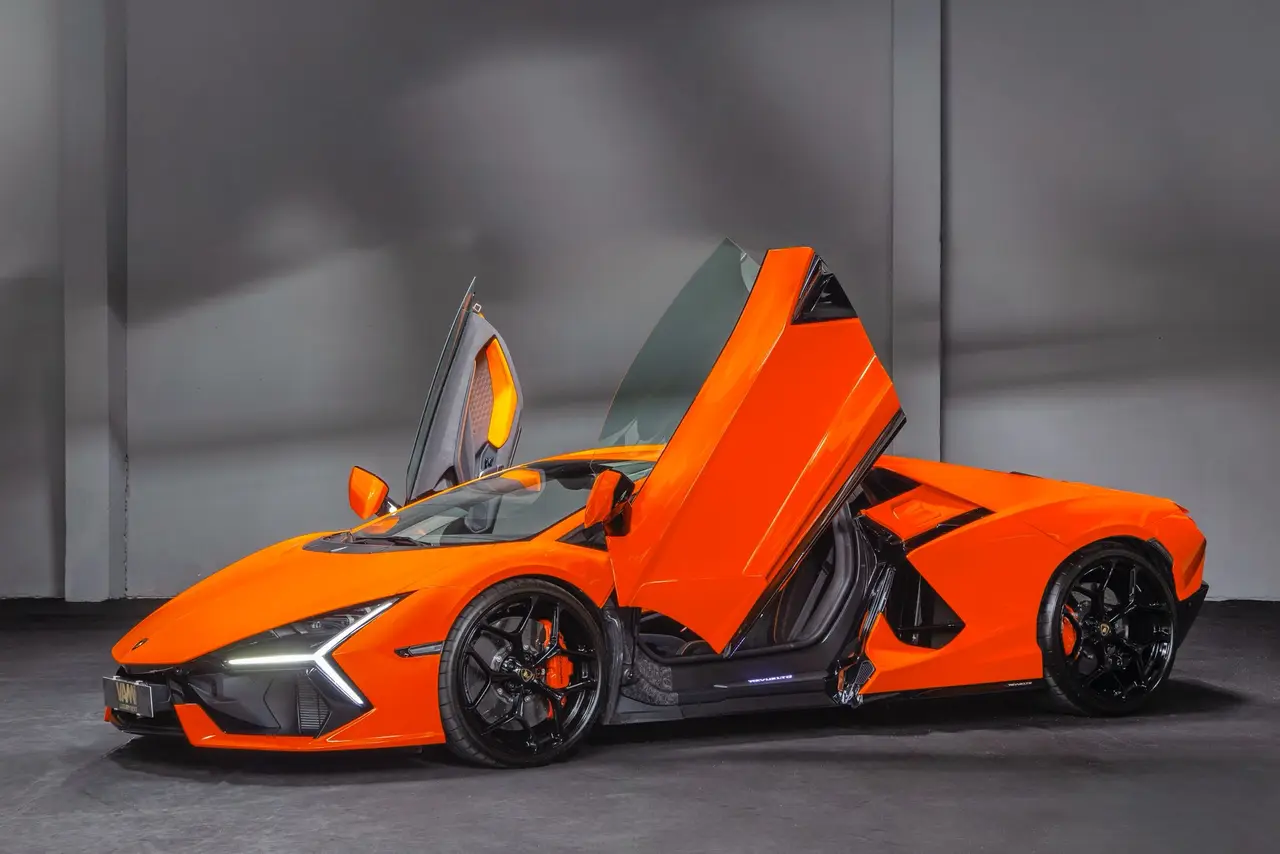Lamborghini Revuelto 2026, Außenansicht — Munich Luxury Cars, München. Der Lamborghini Revuelto markiert die aktuelle Speerspitze des Hauses aus Sant'Agata und…