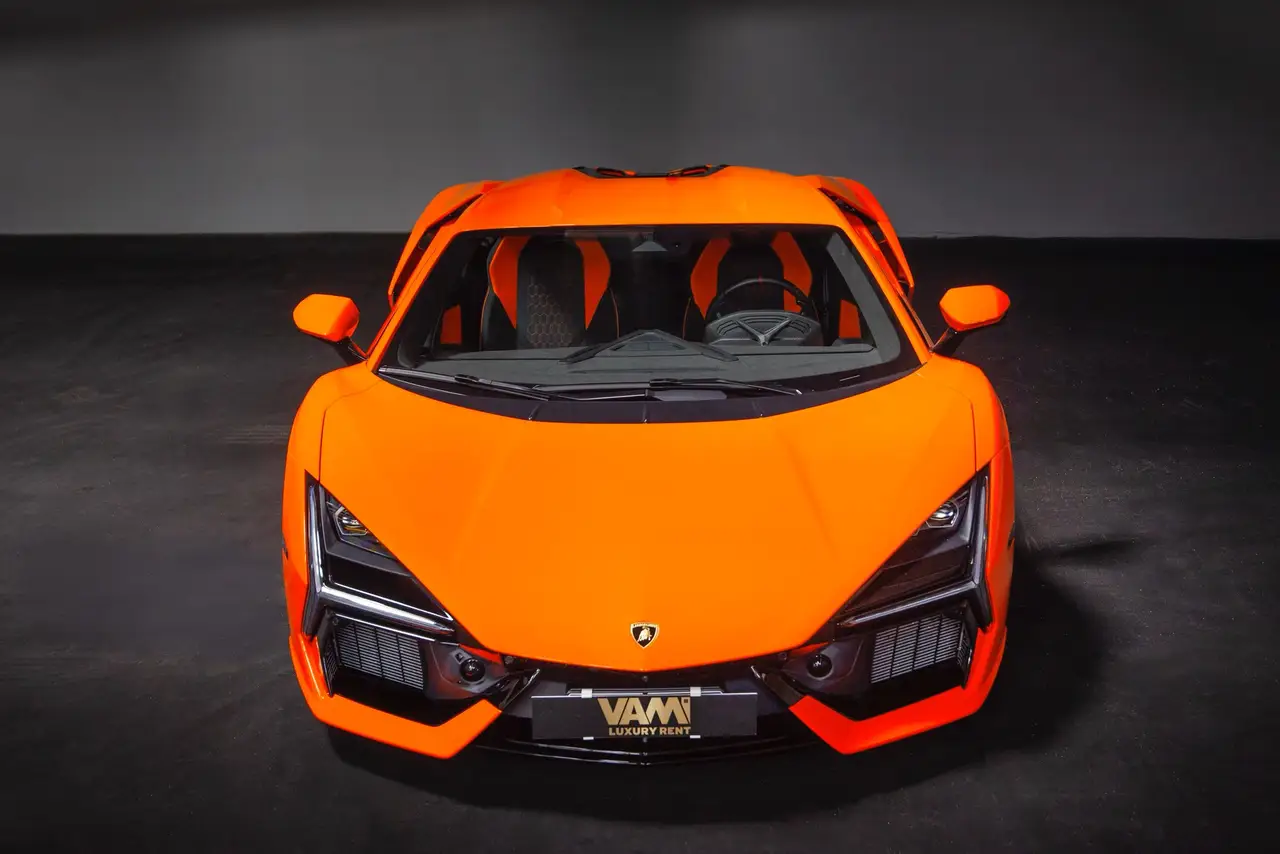 Lamborghini Revuelto 2026, Heckansicht — Munich Luxury Cars, München. Der Lamborghini Revuelto markiert die aktuelle Speerspitze des Hauses aus Sant'Agata und…