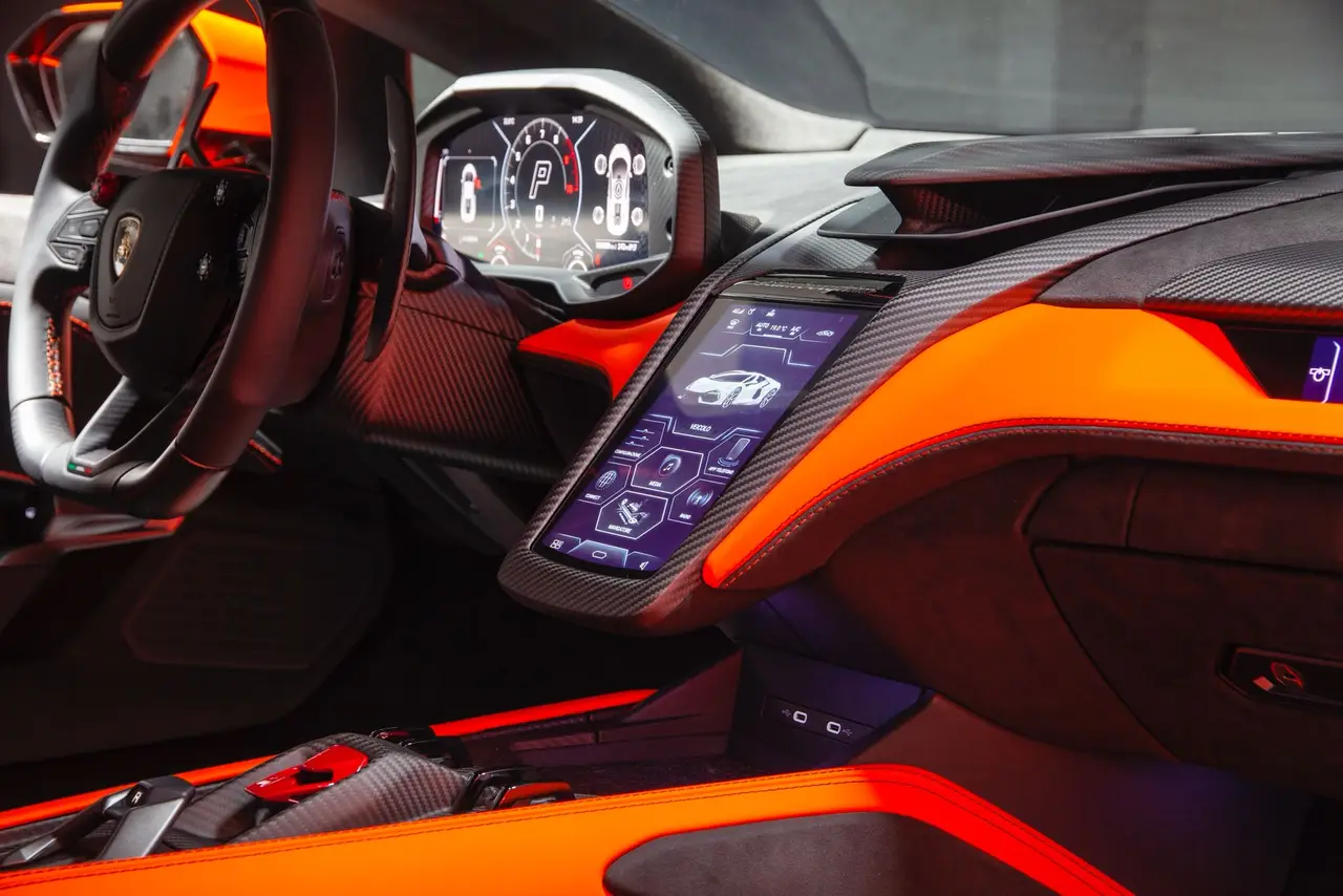 Lamborghini Revuelto 2026, Armaturenbrett — Munich Luxury Cars, München. Der Lamborghini Revuelto markiert die aktuelle Speerspitze des Hauses aus Sant'Agata und…
