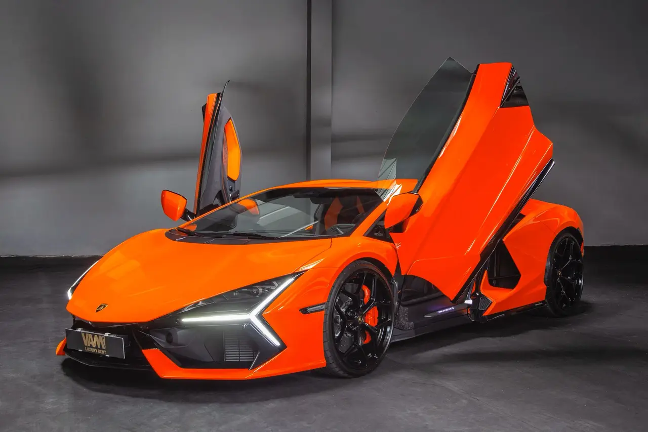 Lamborghini Revuelto 2026, Seitenprofil — Munich Luxury Cars, München. Der Lamborghini Revuelto markiert die aktuelle Speerspitze des Hauses aus Sant'Agata und…
