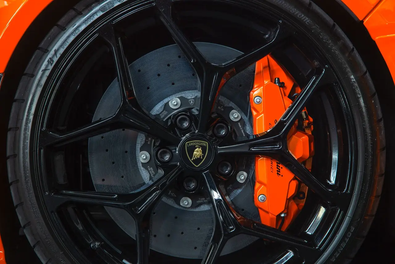 Lamborghini Revuelto 2026, Außenansicht — Munich Luxury Cars, München. Der Lamborghini Revuelto markiert die aktuelle Speerspitze des Hauses aus Sant'Agata und…