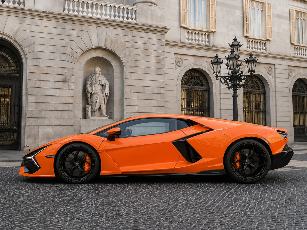 Lamborghini Revuelto 2026, Außenansicht — Munich Luxury Cars, München. Der Lamborghini Revuelto markiert die aktuelle Speerspitze des Hauses aus Sant'Agata und…