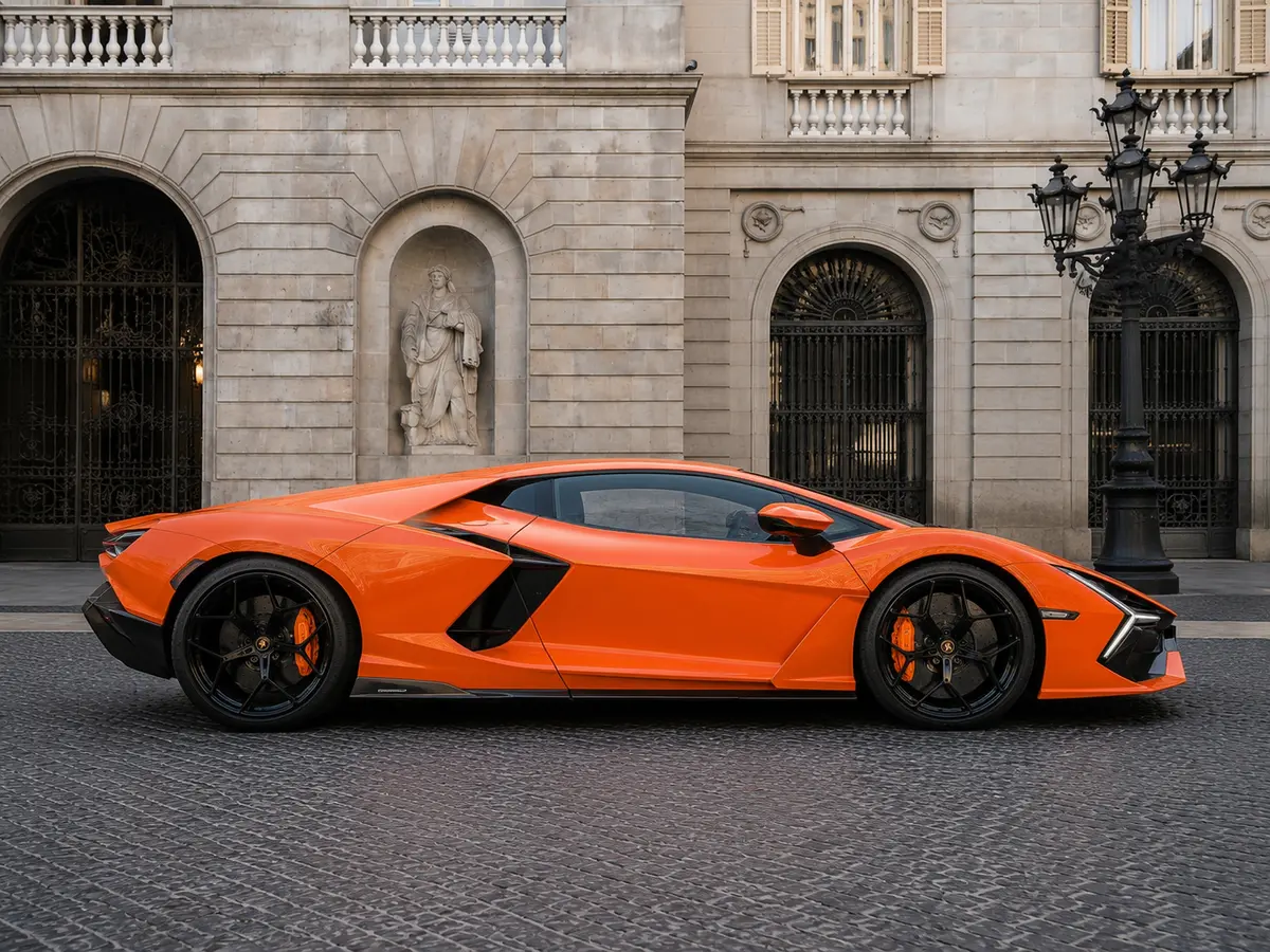 Lamborghini Revuelto 2026, Frontansicht — Munich Luxury Cars, München. Der Lamborghini Revuelto markiert die aktuelle Speerspitze des Hauses aus Sant'Agata und…