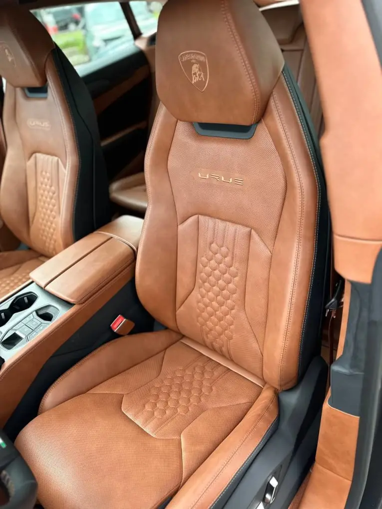 Lamborghini Urus S 2023, Armaturenbrett — Munich Luxury Cars, München. Der Lamborghini Urus S verbindet die Fahrdynamik eines Sportwagens mit dem Format eines…