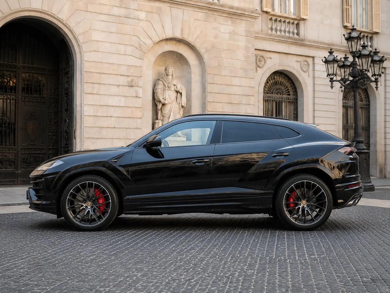 Lamborghini Urus S 2023, Außenansicht — Munich Luxury Cars, München. Der Lamborghini Urus S verbindet die Fahrdynamik eines Sportwagens mit dem Format eines…