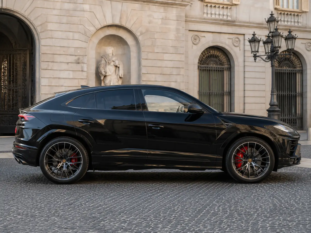 Lamborghini Urus S 2023, Frontansicht — Munich Luxury Cars, München. Der Lamborghini Urus S verbindet die Fahrdynamik eines Sportwagens mit dem Format eines…