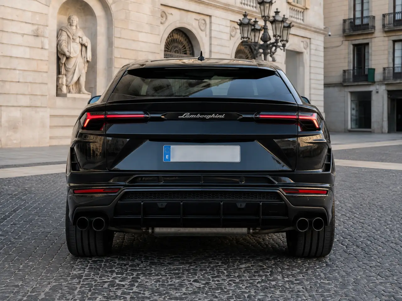 Lamborghini Urus S 2023, Heckansicht — Munich Luxury Cars, München. Der Lamborghini Urus S verbindet die Fahrdynamik eines Sportwagens mit dem Format eines…