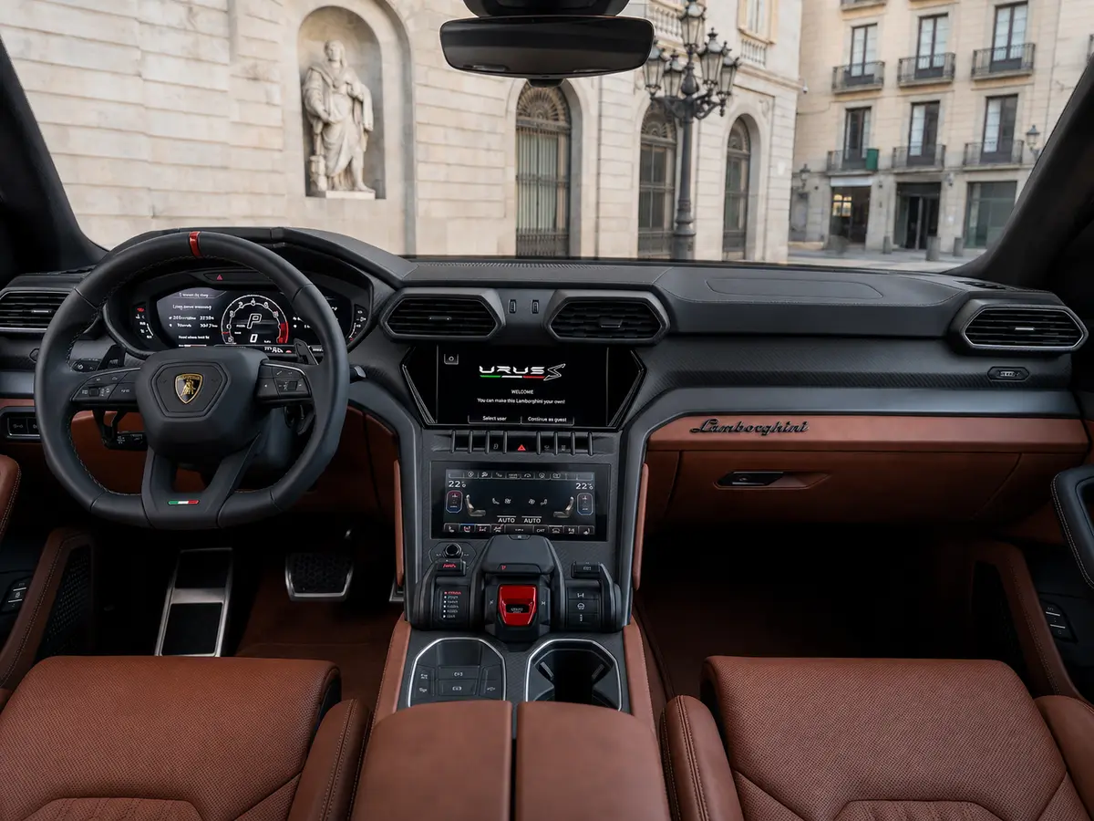 Lamborghini Urus S 2023, Innenraum — Munich Luxury Cars, München. Der Lamborghini Urus S verbindet die Fahrdynamik eines Sportwagens mit dem Format eines…