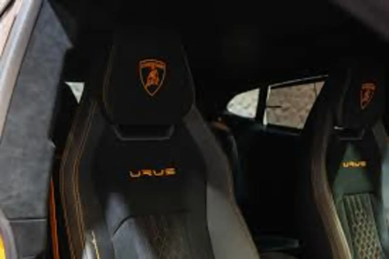 Lamborghini Urus S 2024, Heckansicht — Munich Luxury Cars, München. Der Lamborghini Urus S ist ein SUV, das die Fahrdynamik eines Sportwagens mit der…
